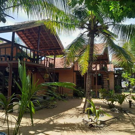 Golden Beach Chalets Arugam Bay Bagian luar foto