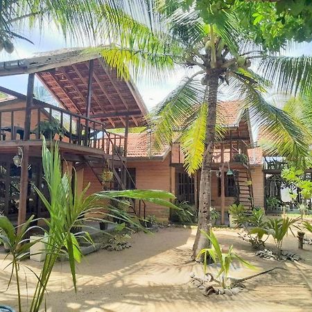 Golden Beach Chalets Arugam Bay Bagian luar foto