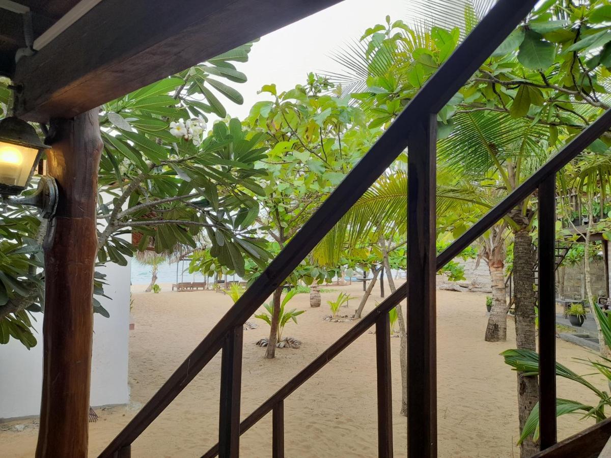 Golden Beach Chalets Arugam Bay Bagian luar foto