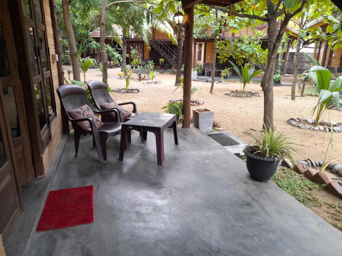 Golden Beach Chalets Arugam Bay Bagian luar foto