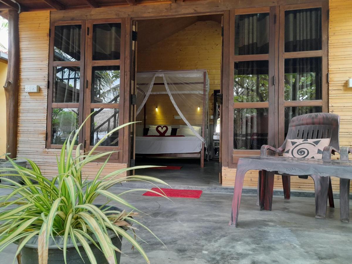 Golden Beach Chalets Arugam Bay Bagian luar foto