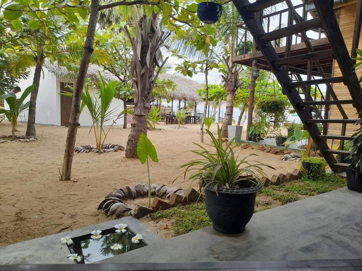Golden Beach Chalets Arugam Bay Bagian luar foto