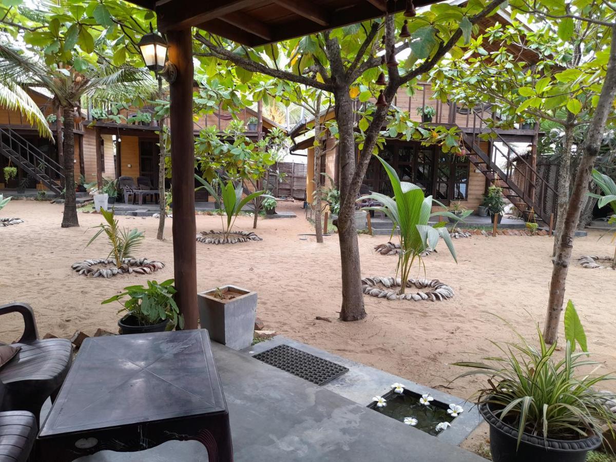 Golden Beach Chalets Arugam Bay Bagian luar foto