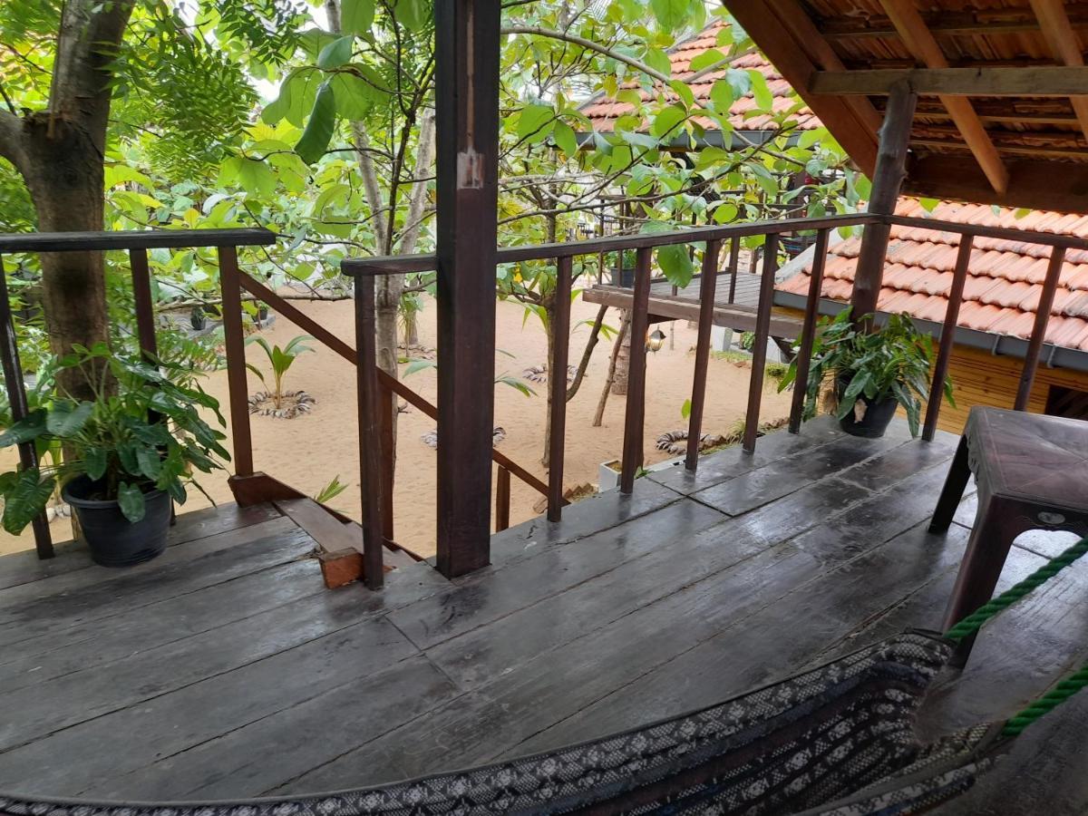 Golden Beach Chalets Arugam Bay Bagian luar foto
