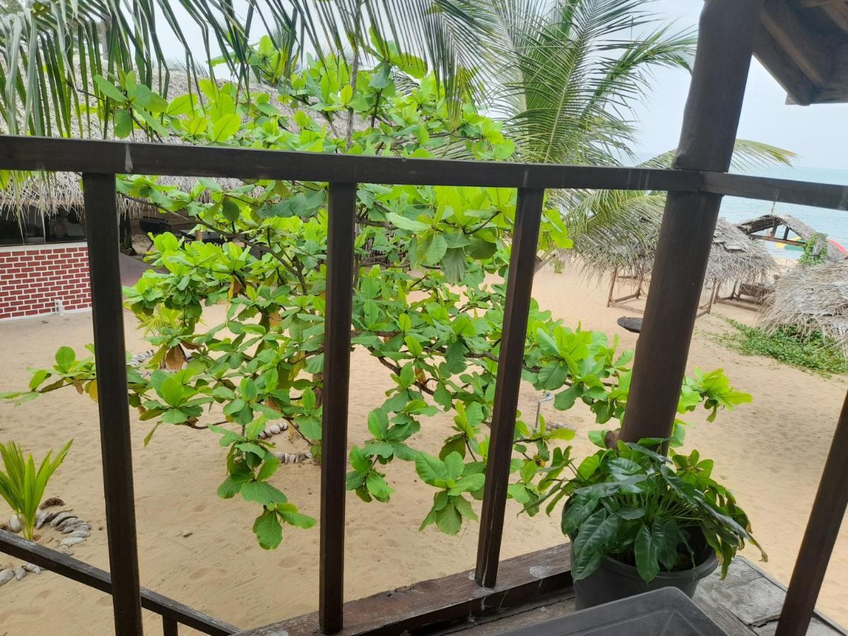Golden Beach Chalets Arugam Bay Bagian luar foto