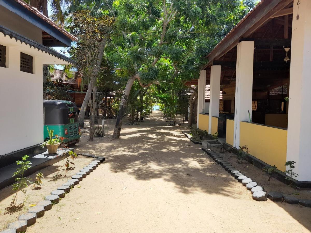 Golden Beach Chalets Arugam Bay Bagian luar foto