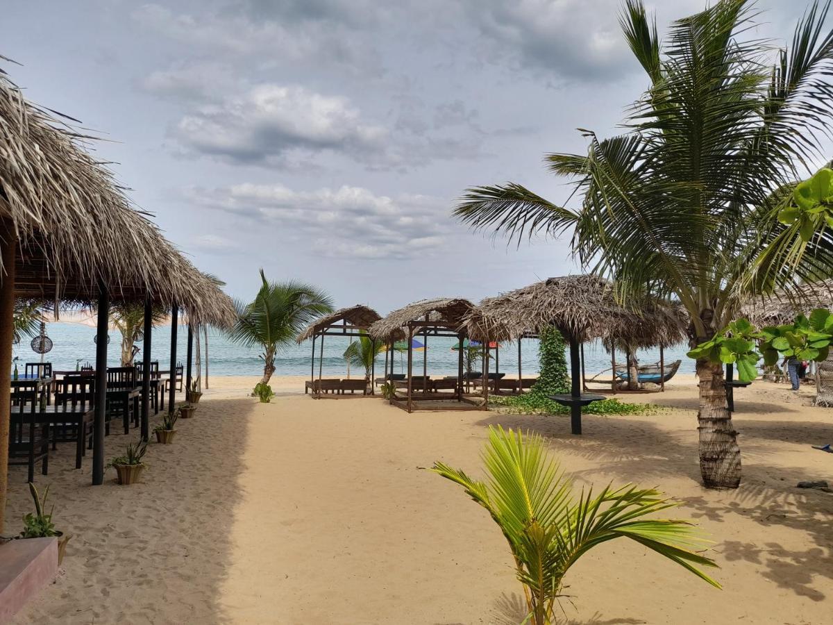 Golden Beach Chalets Arugam Bay Bagian luar foto