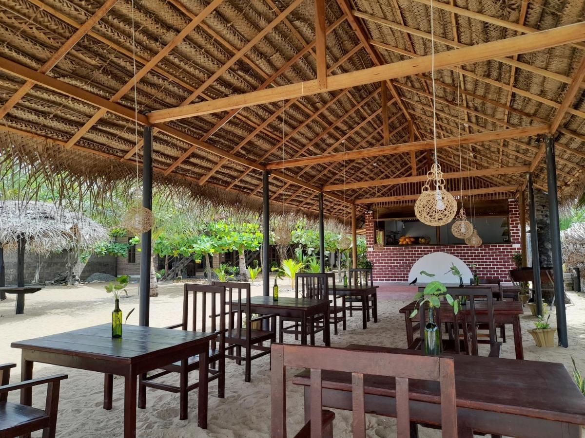 Golden Beach Chalets Arugam Bay Bagian luar foto