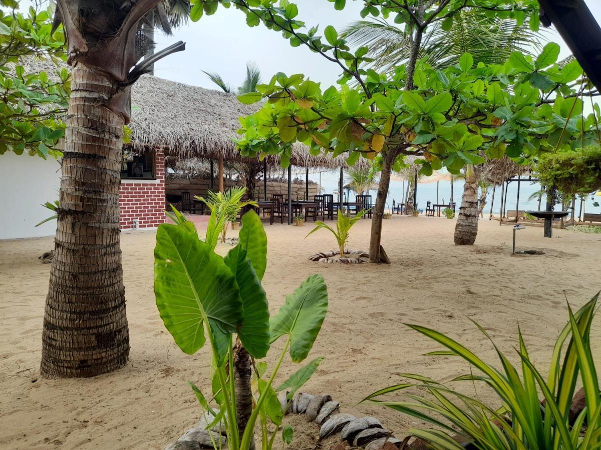 Golden Beach Chalets Arugam Bay Bagian luar foto