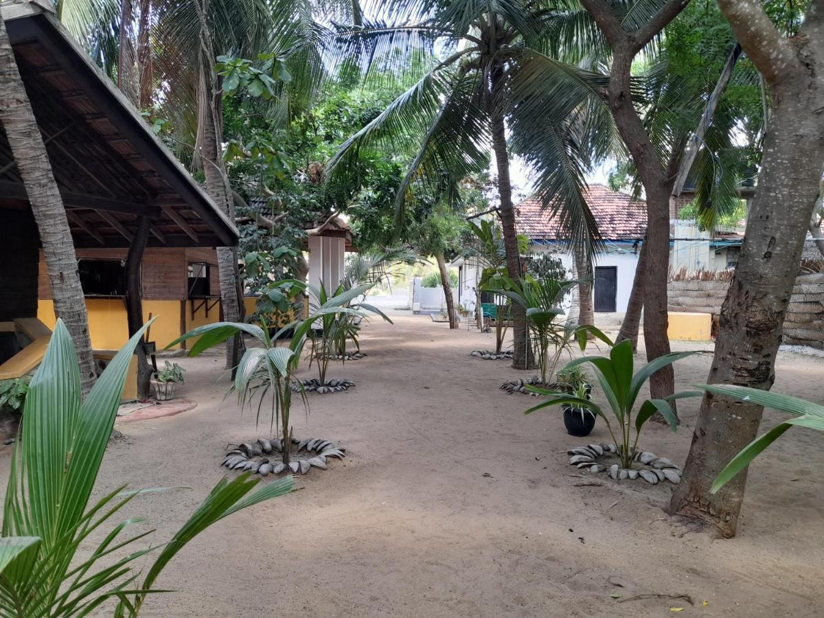 Golden Beach Chalets Arugam Bay Bagian luar foto