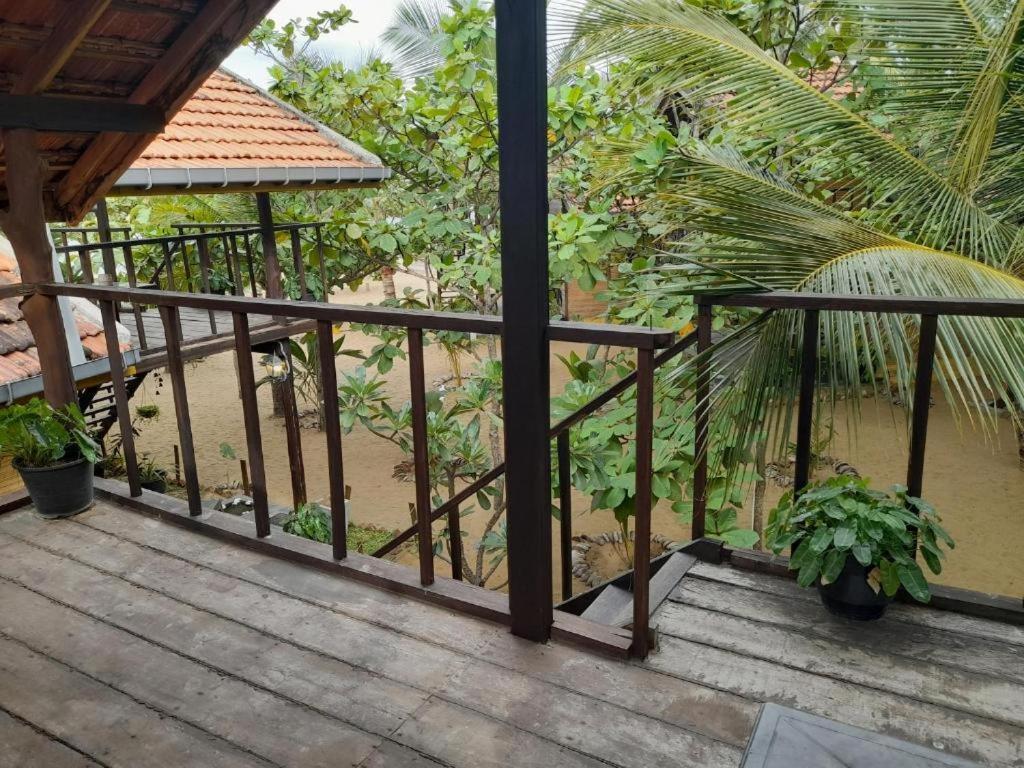 Golden Beach Chalets Arugam Bay Bagian luar foto