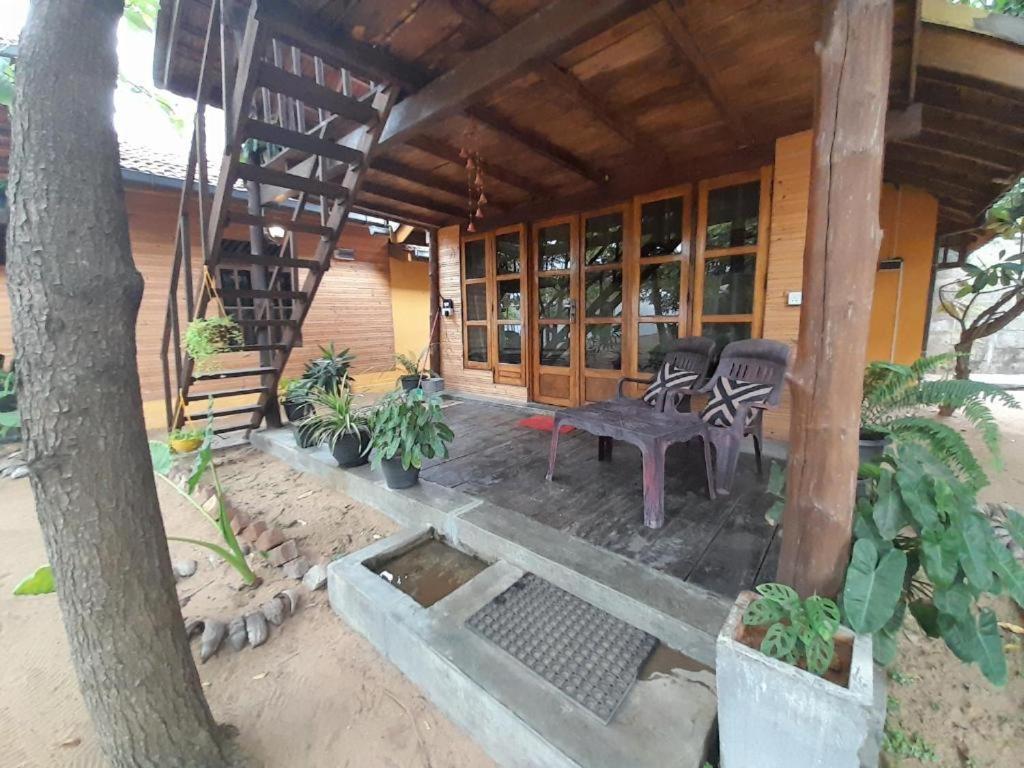 Golden Beach Chalets Arugam Bay Bagian luar foto