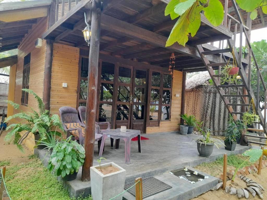 Golden Beach Chalets Arugam Bay Bagian luar foto