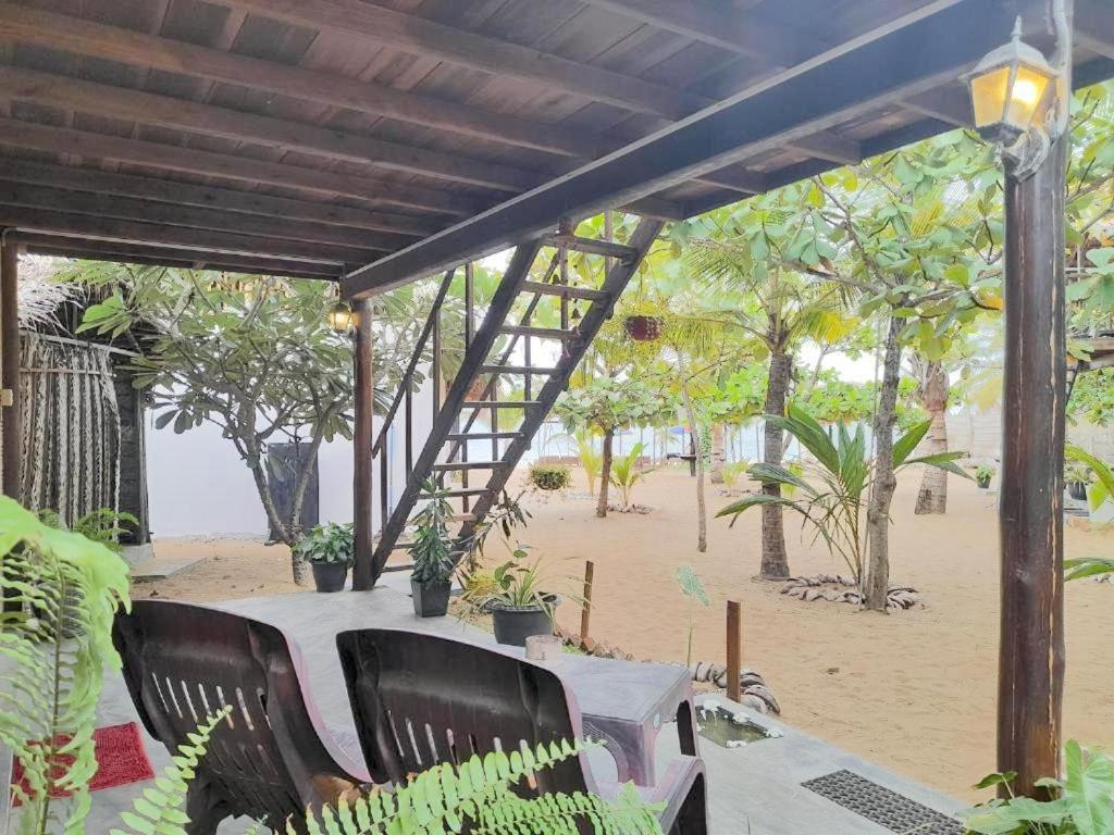 Golden Beach Chalets Arugam Bay Bagian luar foto