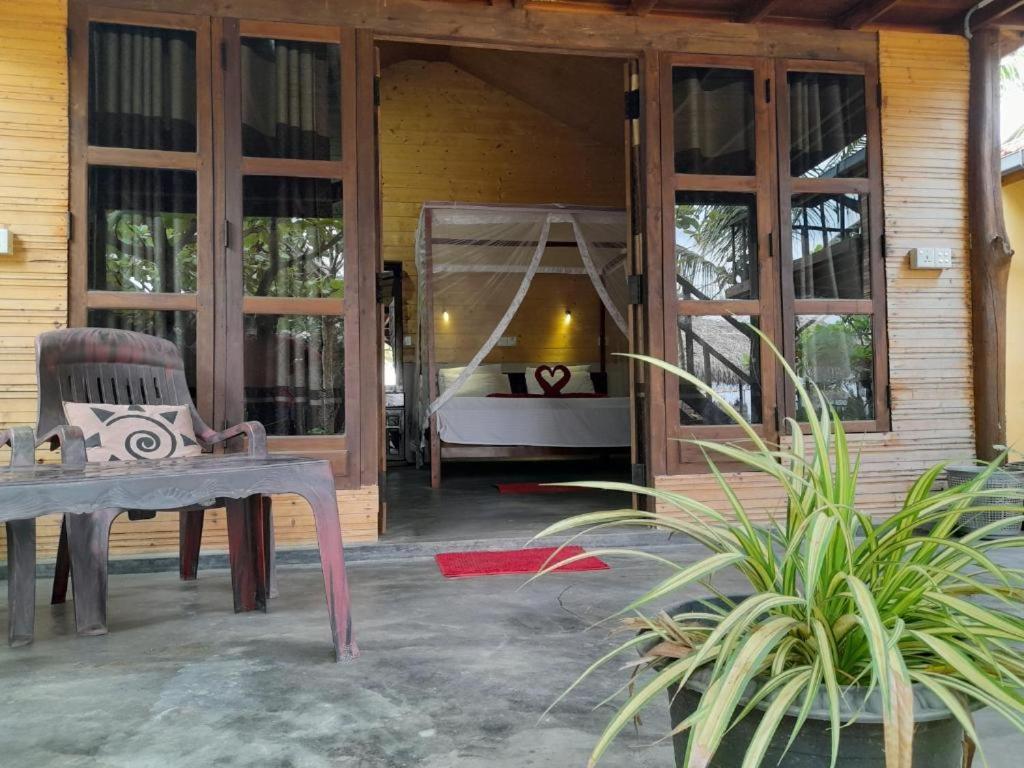 Golden Beach Chalets Arugam Bay Bagian luar foto